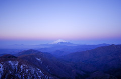 塔ノ岳山頂からの富士山と朝焼け。