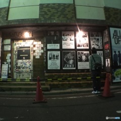 看板を見る人