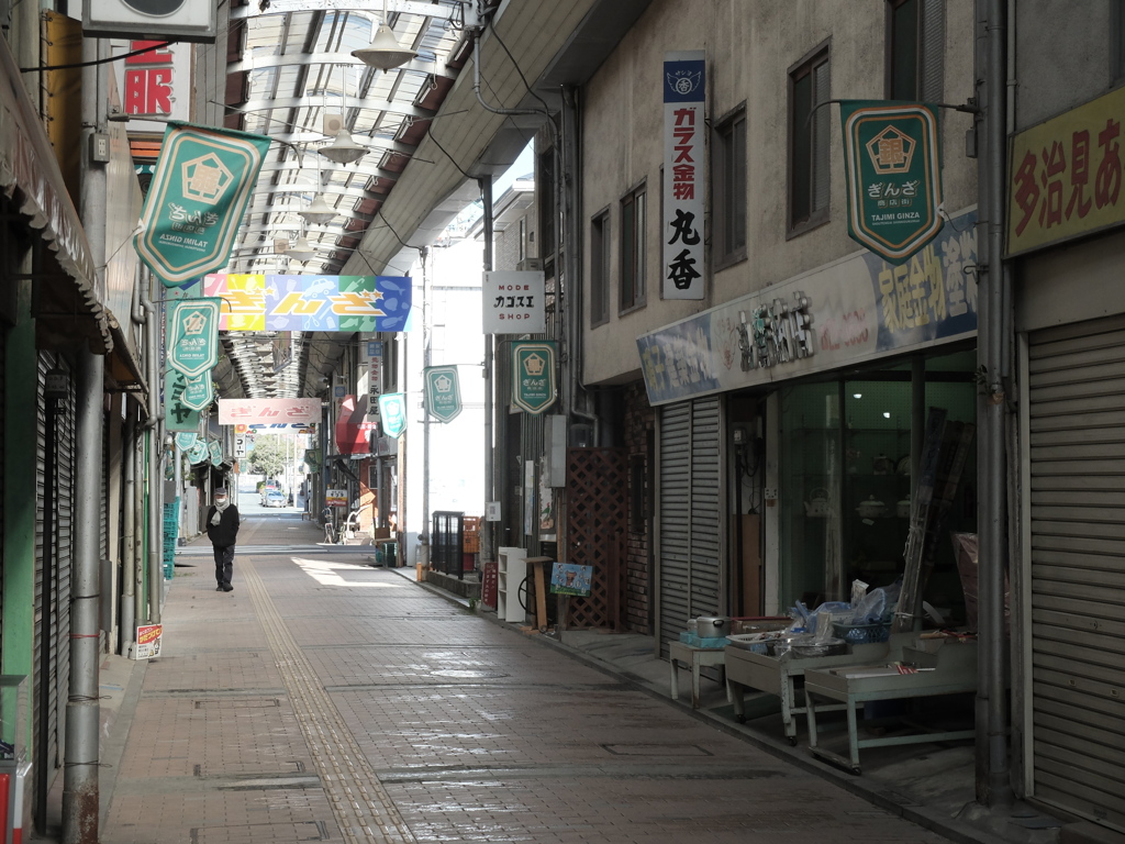 静まり返った商店街