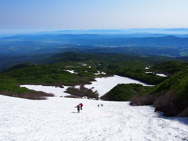 急坂の雪渓を登ってホッとひと息