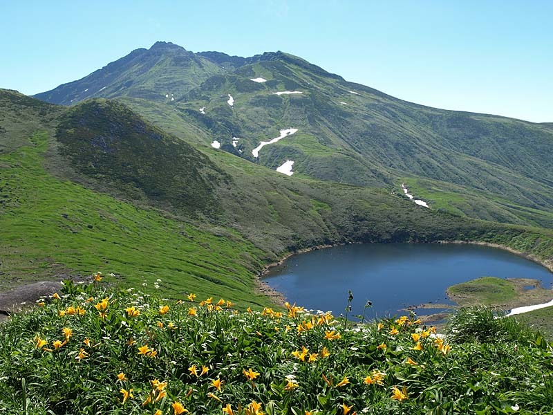 鳥海湖と鳥海山