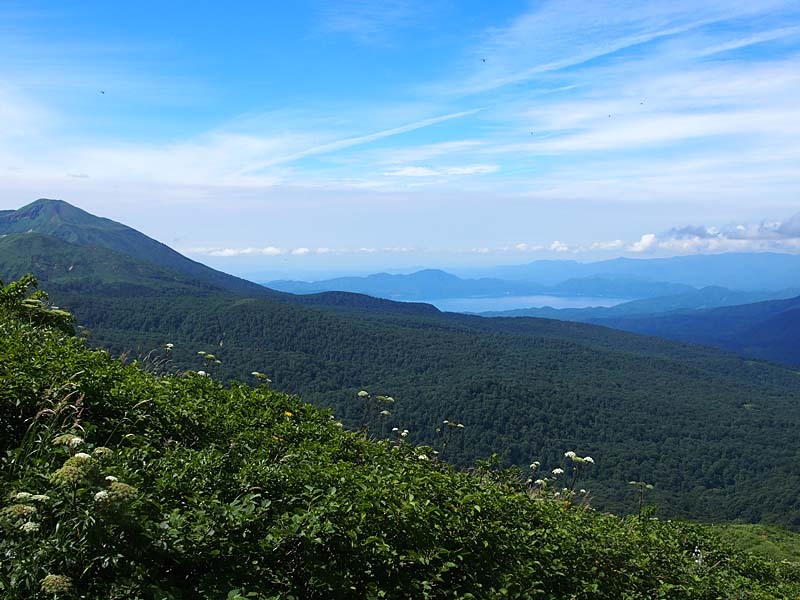秋田駒ケ岳と田沢湖の眺め