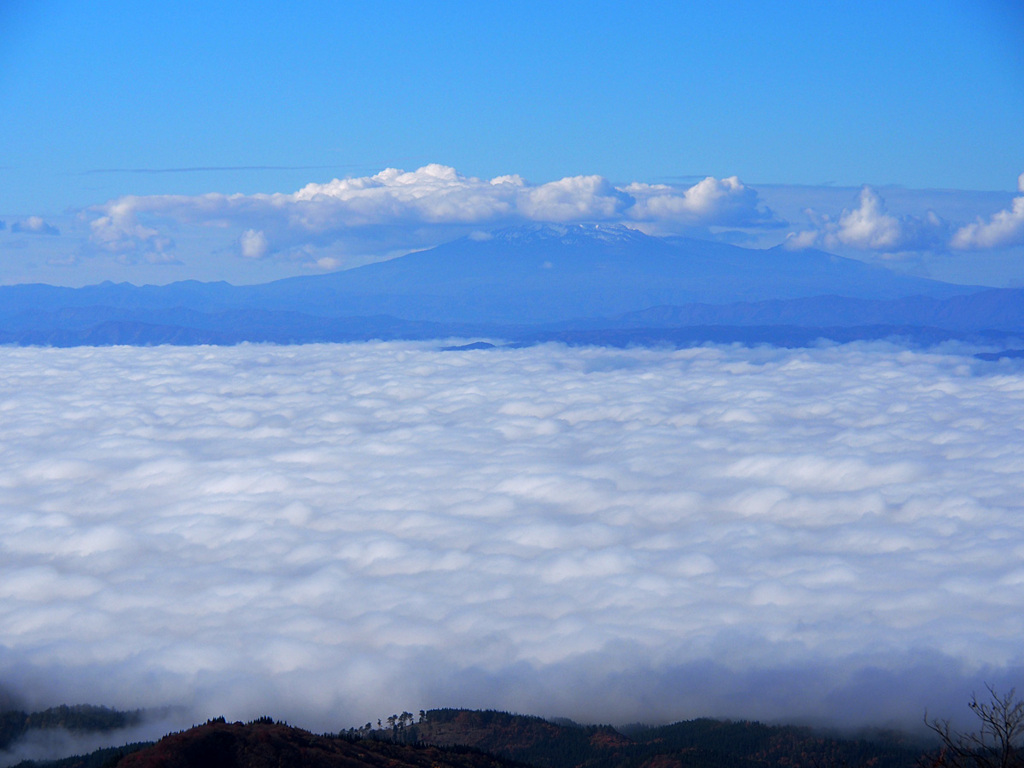 雲海と鳥海山
