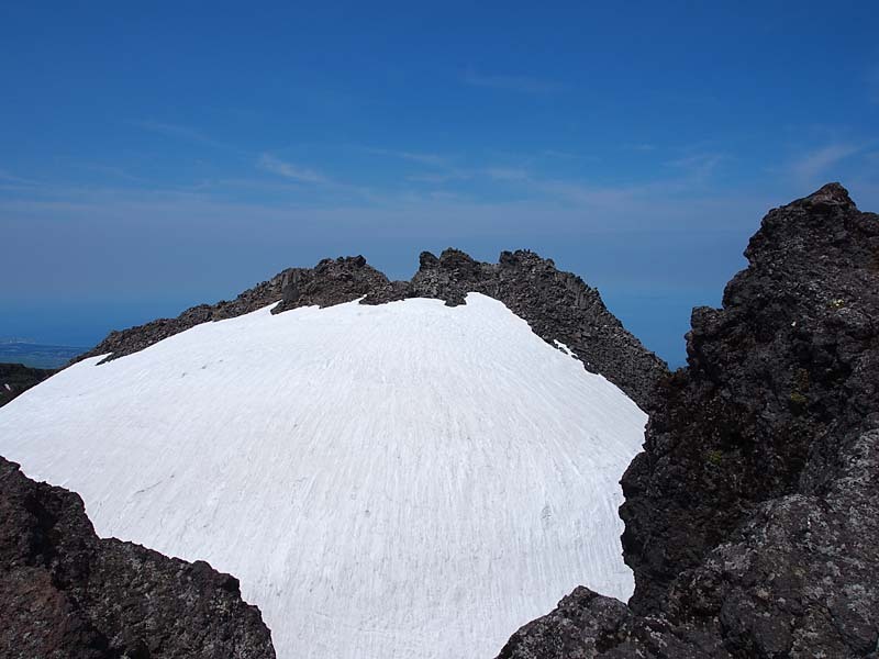 雪に覆われた鳥海山新山