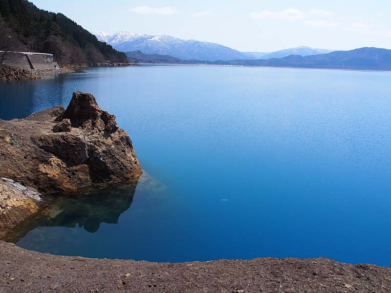 深淵の湖水