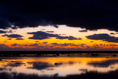 浅瀬に夕日