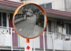 田舎の街角にて