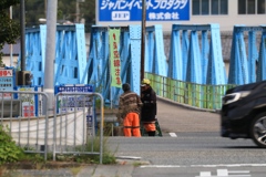 打ち合わせ！　散歩道にて