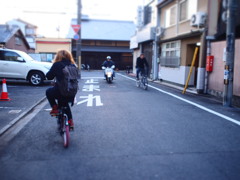 止まれ