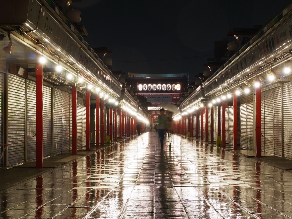 雨の仲見世通り