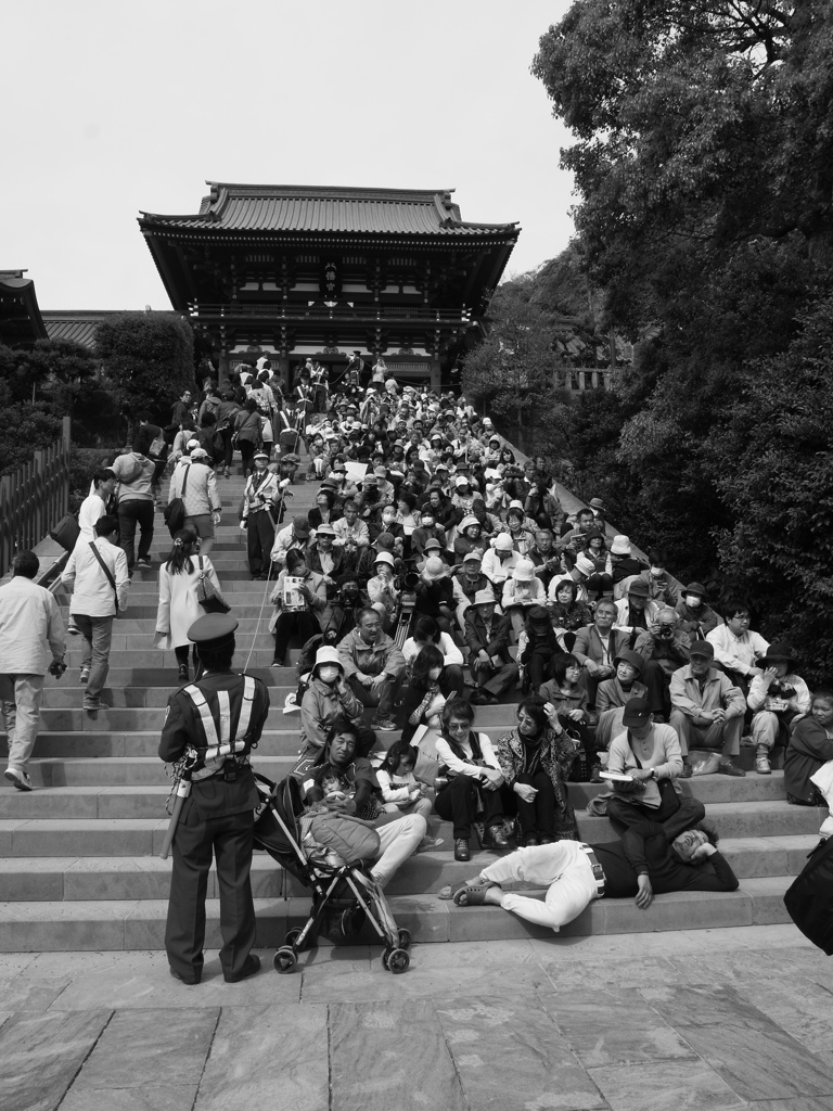 御前を待つ人々