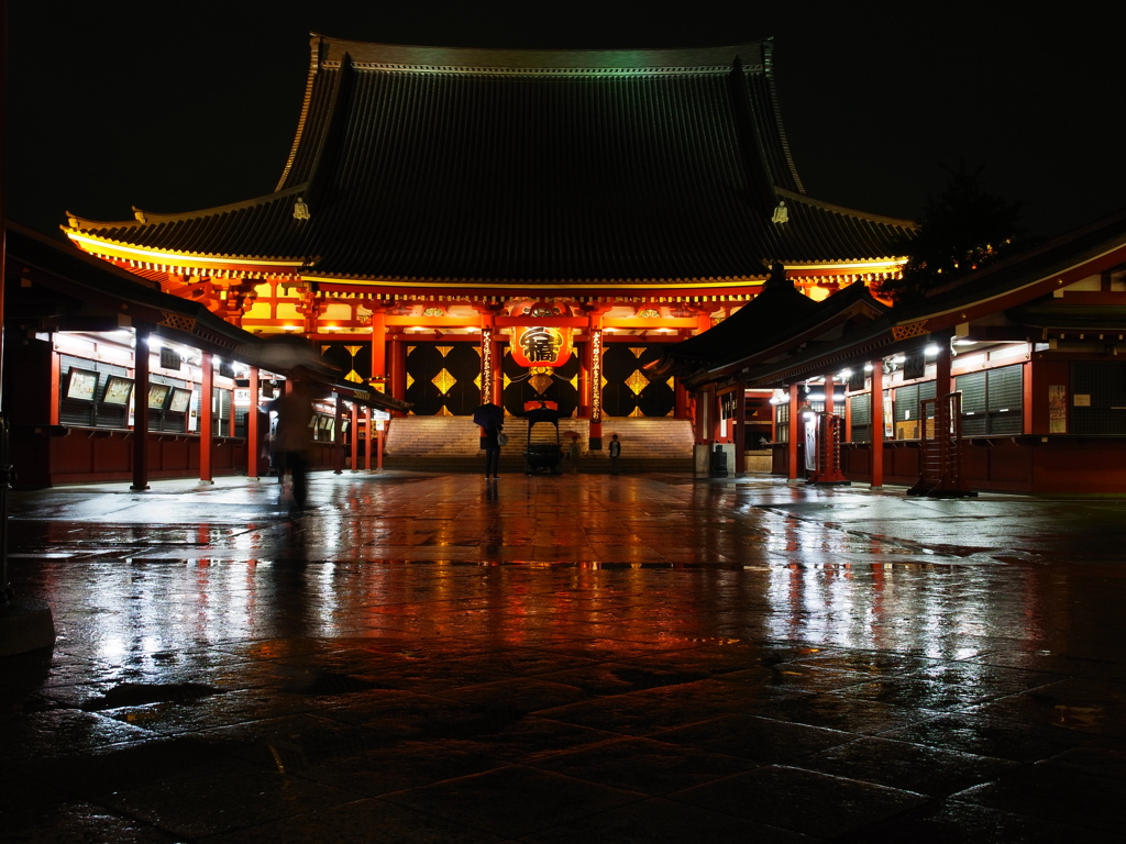 雨の浅草寺境内