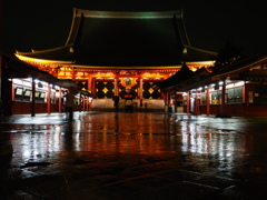 雨の浅草寺境内