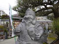 鯛にお金を詰めるえびす神