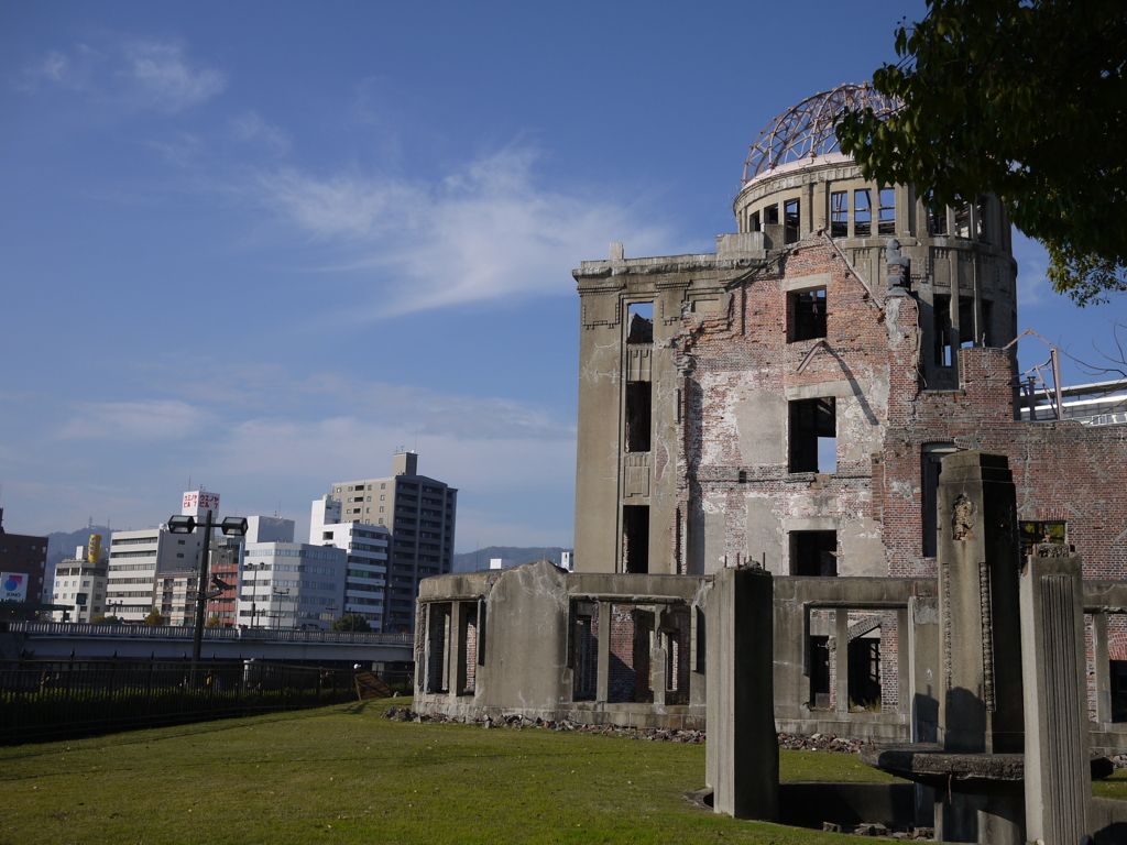 枝かぶりの原爆ドーム