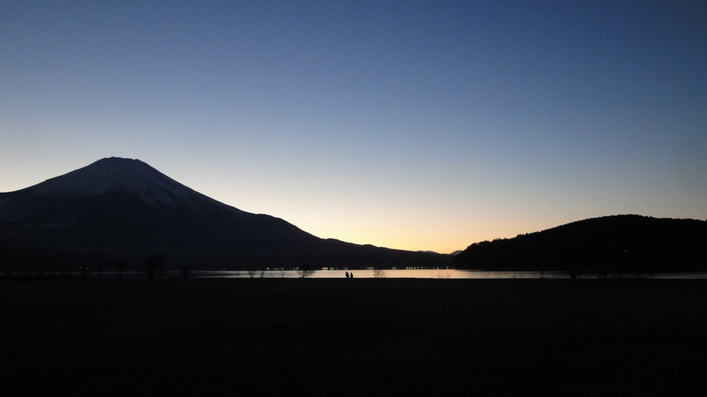 夕暮れの山中湖
