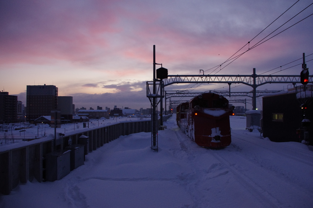 払暁の旭川駅、除雪を終えて休息するDE15