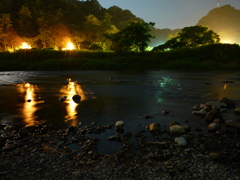夜の河原で