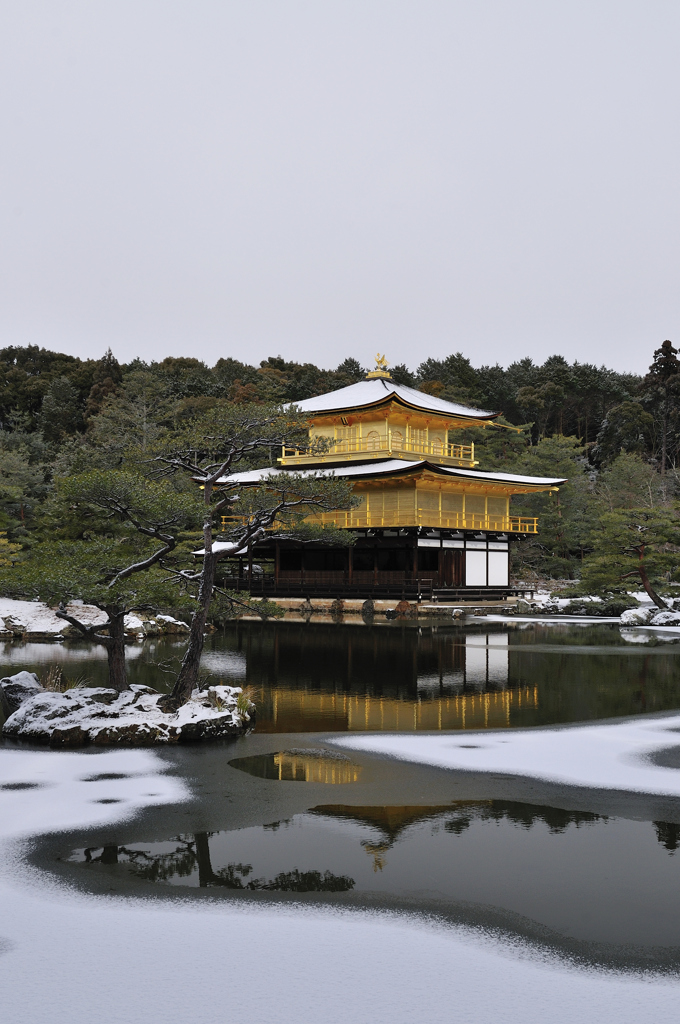 雪の金閣寺