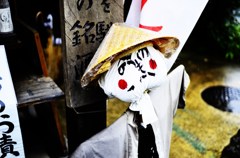 下から見上げるその態度