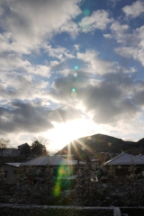 新たな出発と背中を押す朝日