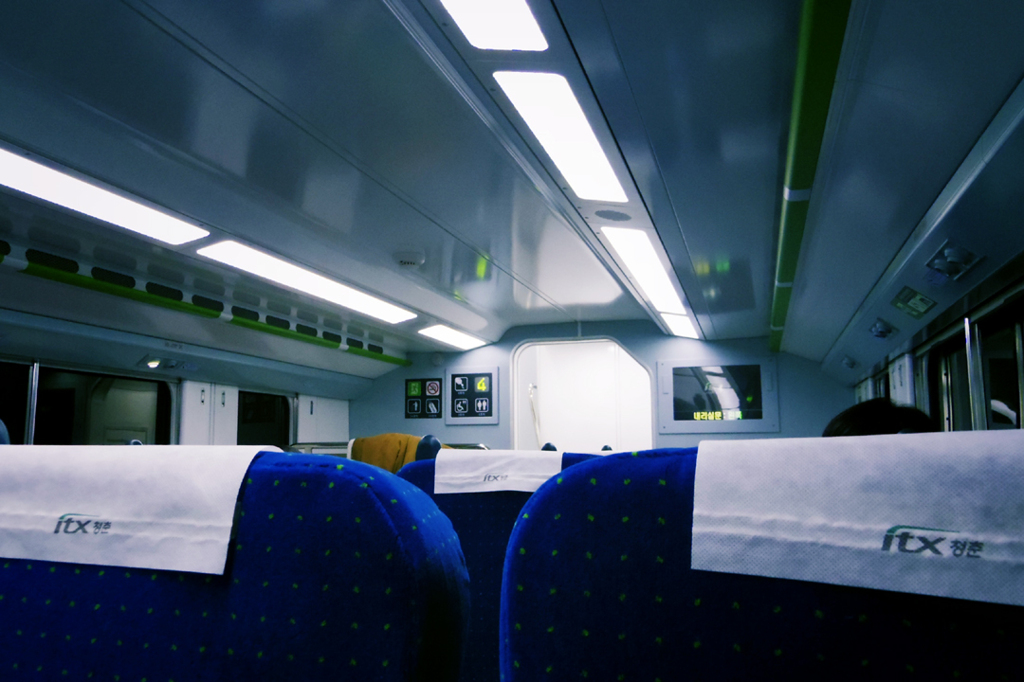 TX-青春（2階列車の1階室内）