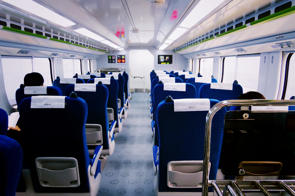 TX-青春（2階列車の1階室内）