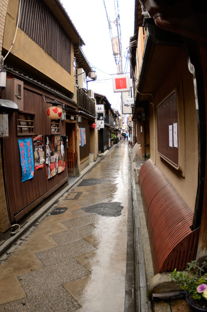 雨、京都。