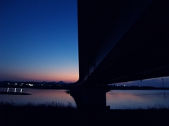 川の夕暮れ