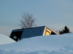雪に埋もれた廃車