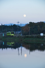 月と電車