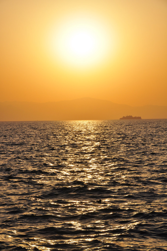 湖面の夕陽
