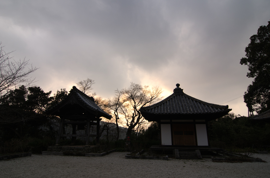 夕暮れの阿弥陀堂と鐘楼