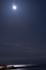 月と海岸