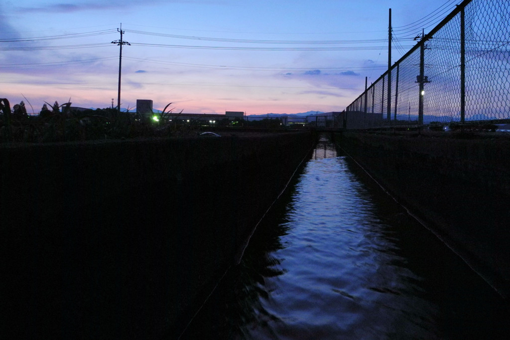 日没の用水路