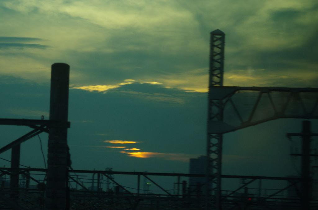 操車場に沈む夕日