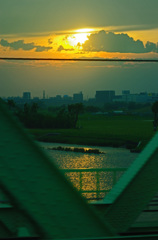 電車から見る夕日