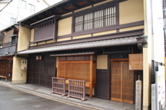 路地裏　坂本龍馬の碑