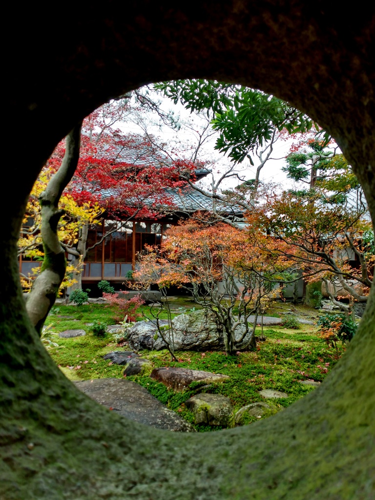 円窓庭景色