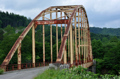 ダムの底に沈む橋