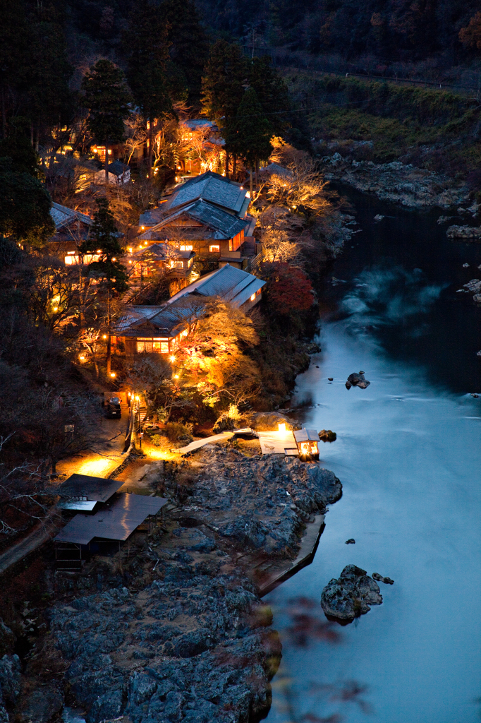 夜の川辺