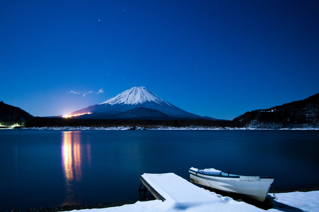 月明かりに灯る富士の眠り