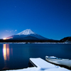月明かりに灯る富士の眠り