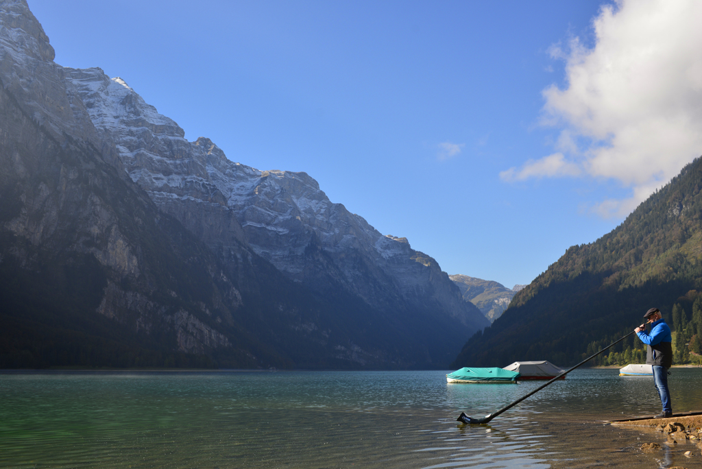 アルプホルンを吹く