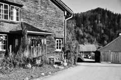 山の上の民家２