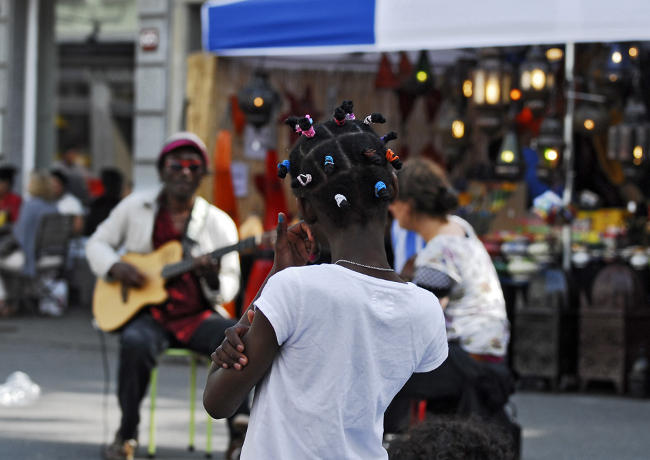 聞き入る女の子