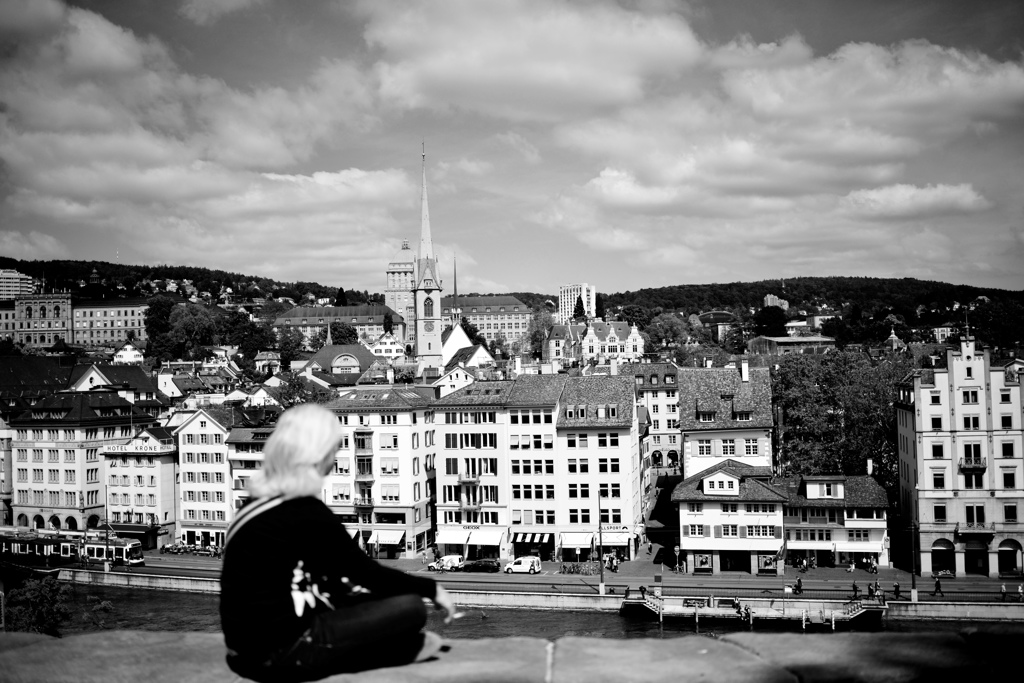 街を一人で眺める