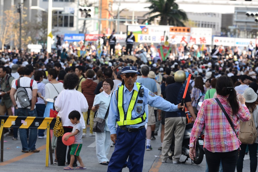 「は〜い、車が通りますよ〜」
