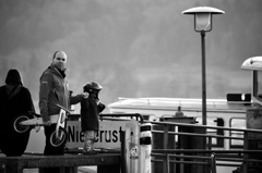 しっかりと手をつないで