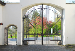 修道院の門